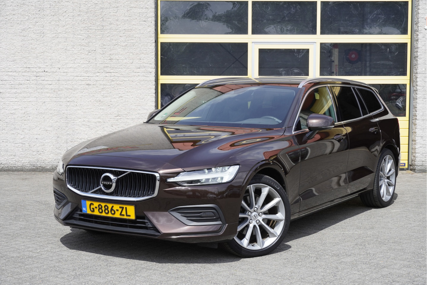 Volvo V60 - 2.0 T4 211PK! Automaat Momentum Pro BJ2020 Lmv 19" | Led V+A | Pdc | Navi | Elek. achterkl - AutoWereld.nl