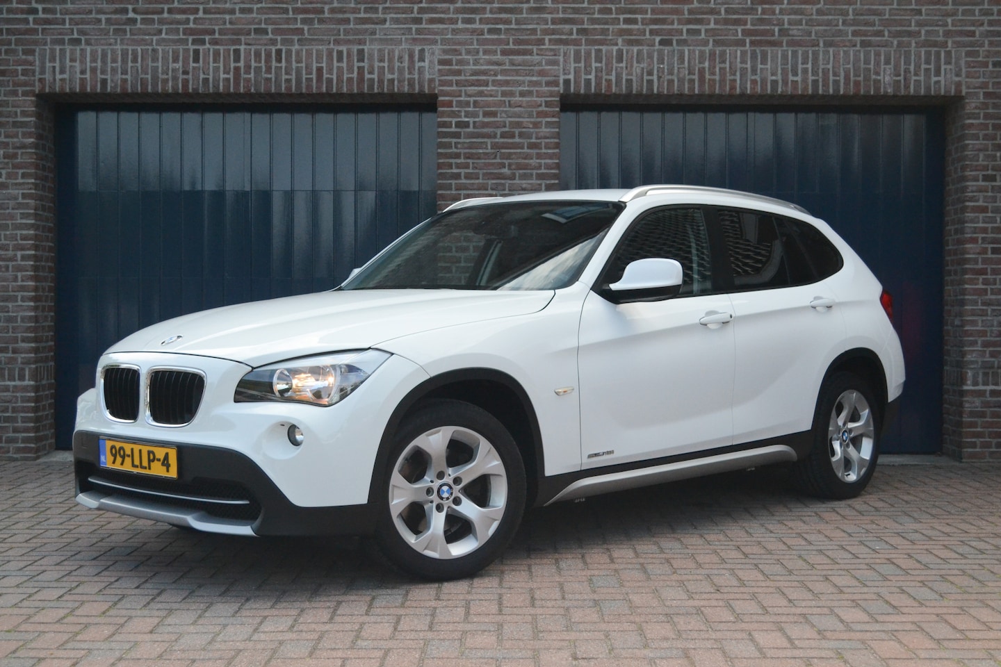 BMW X1 - sDrive18i Executive | Navigatie | Trekhaak | Parkeersensoren | Cruise - AutoWereld.nl