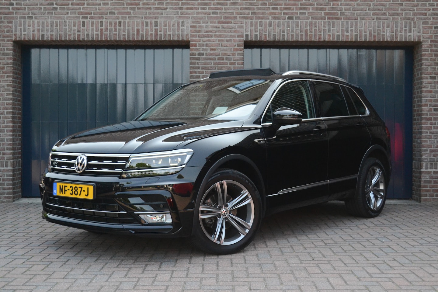 Volkswagen Tiguan - 2.0 TDI DSG 4Motion R-Line Highline | Panorama | Trekhaak | Dynaudio | Keyless | Virtual | - AutoWereld.nl