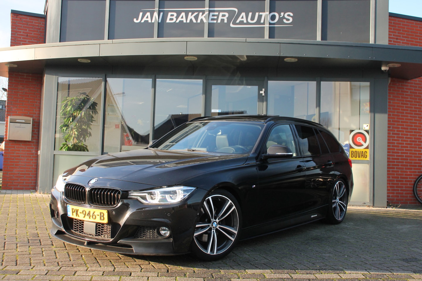 BMW 3-serie Touring - 330i Performance ✅ CARPLAY ✅ Leer ✅ Trekhaak ✅ panodak - AutoWereld.nl