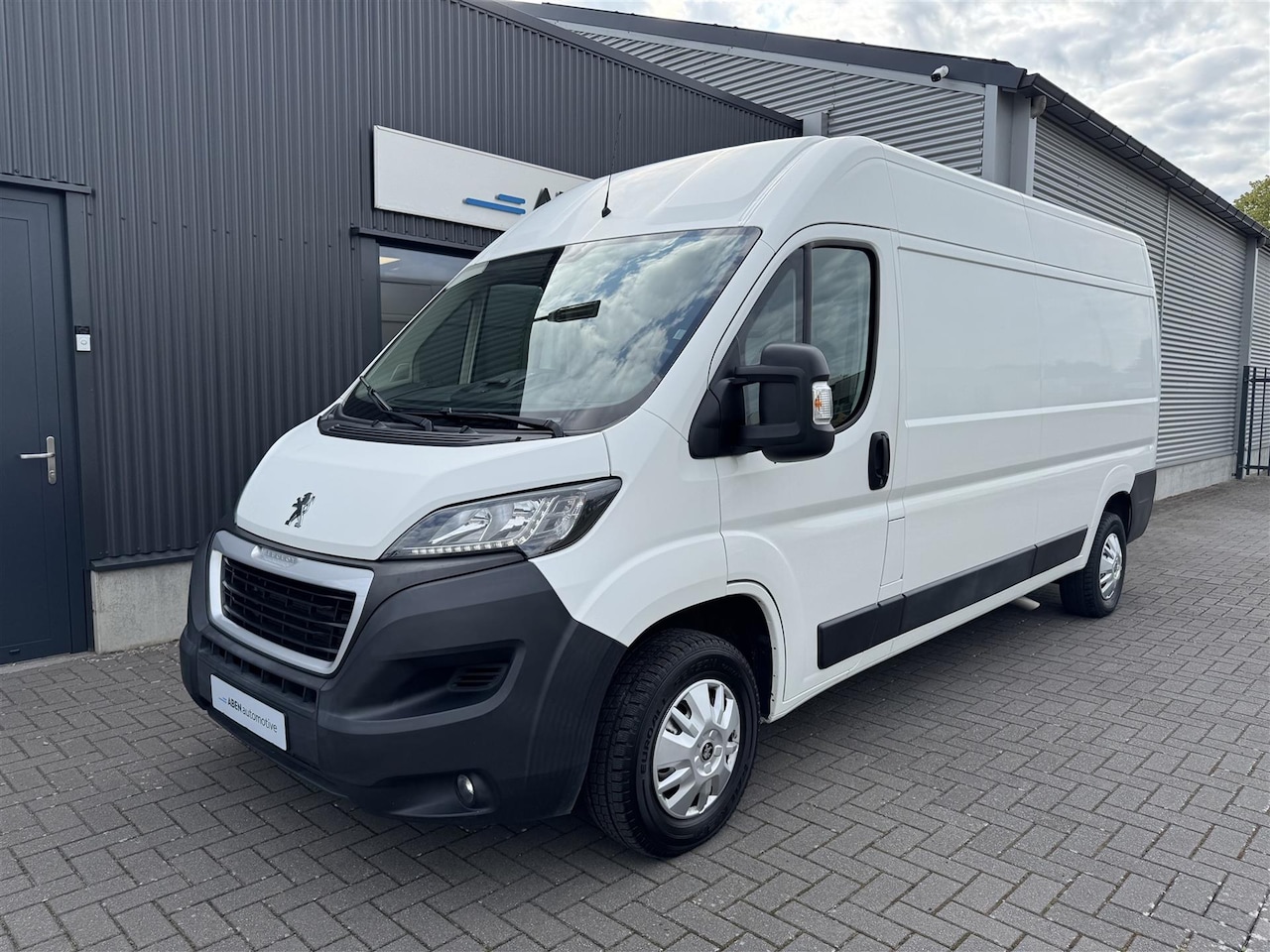 Peugeot Boxer - 2.0 BlueHDI 130PK L3H2 Premium (NAVI|CAMERA|TREKHAAK|4-SEIZ.) - AutoWereld.nl