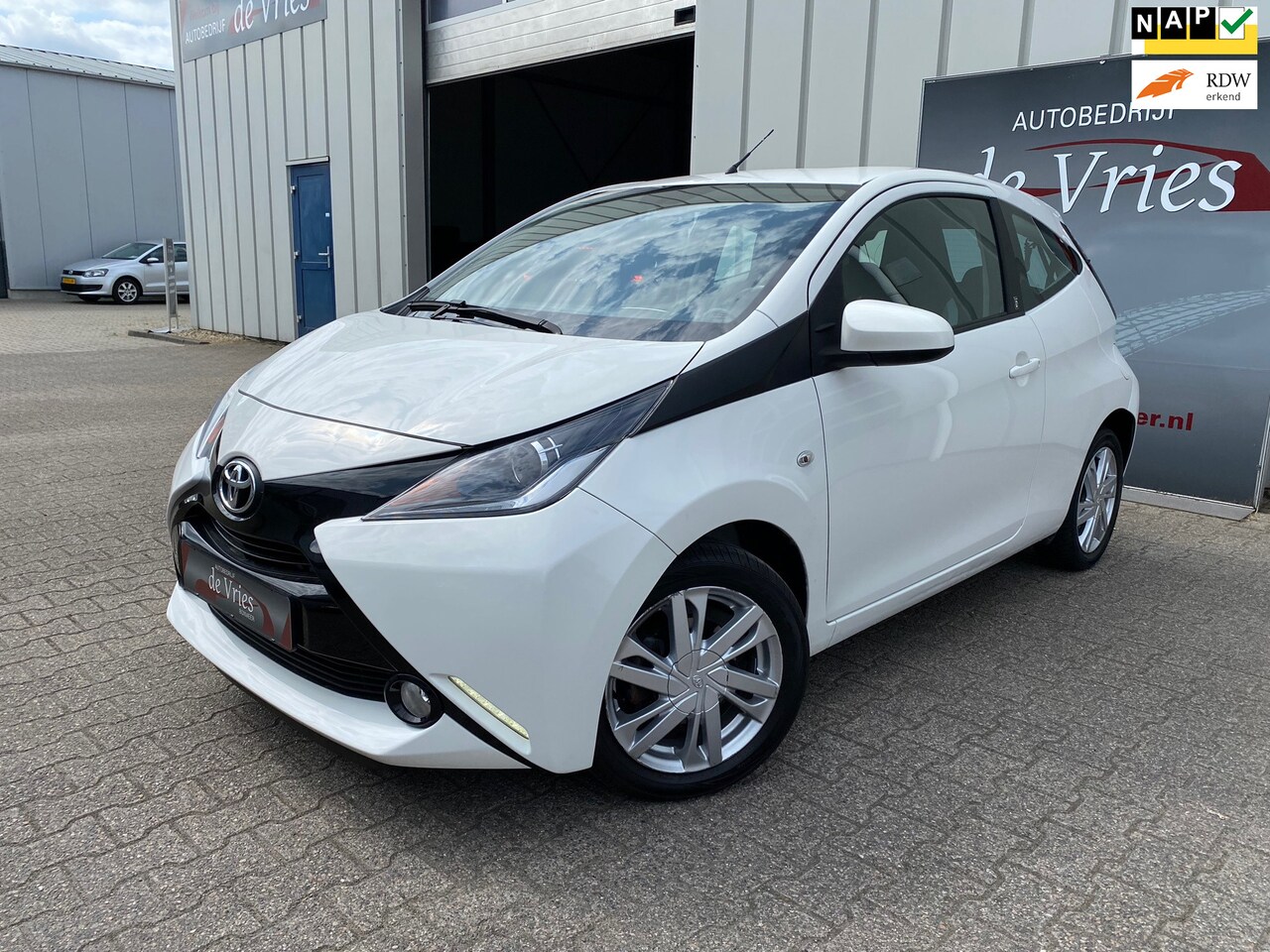 Toyota Aygo - 1.0 VVT-i x-play Airco / Camera / Stoelverw. / Elektr.pakket / Led / LMV - AutoWereld.nl