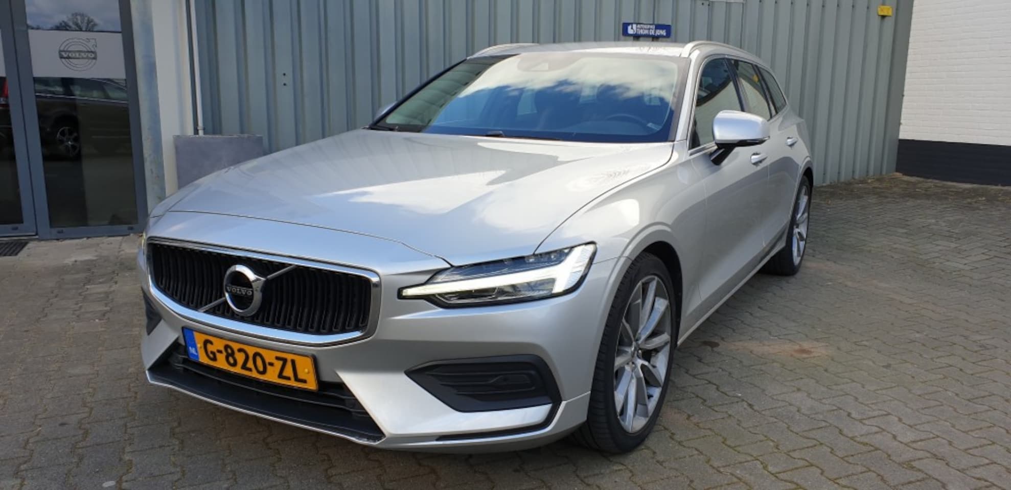 Volvo V60 - 2.0 T4 Momentum Pro 2.0 T4 MOMENTUM PRO - AutoWereld.nl
