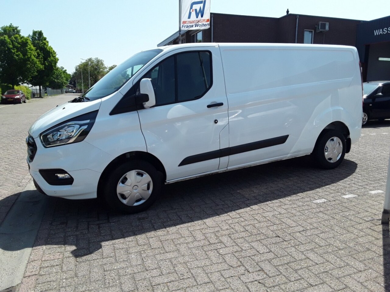 Ford Transit Custom - 300 2.0 TDCI 130 PK / L2H1 TREND/ NAVI / LANE-ASSIST / APPLE-CAR - AutoWereld.nl