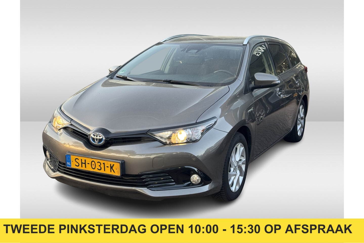 Toyota Auris Touring Sports - 1.8 Hybrid Dynamic / Camera / Navigatie / Keyless / 16'' / DAB / Cruise Control / Getint g - AutoWereld.nl
