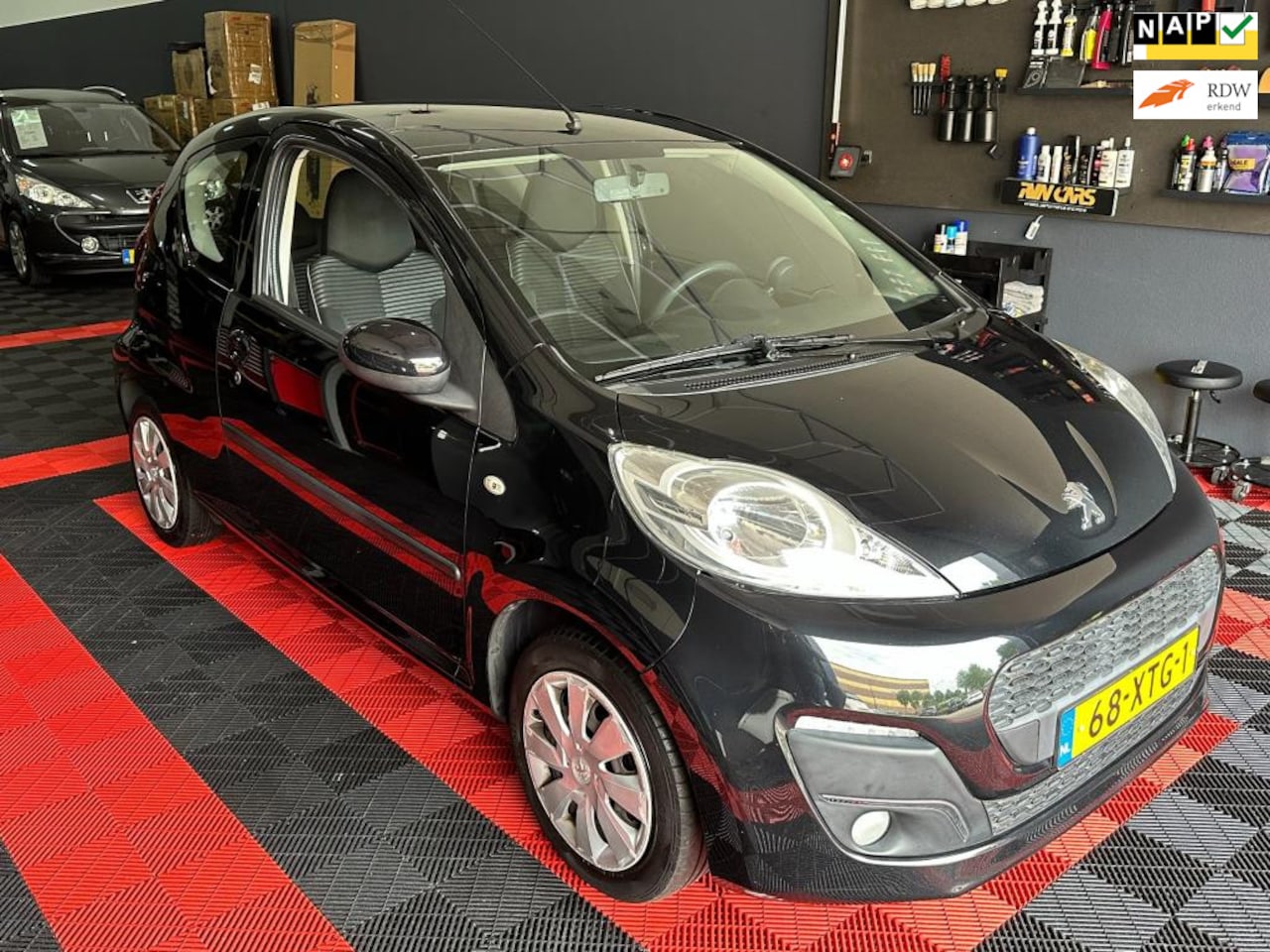 Peugeot 107 - 1.0 Active 1.0 Active, 3 deuren, airco, nap, apk, bleutooth radio, 2 sleutels, inruil mogelijk. - AutoWereld.nl