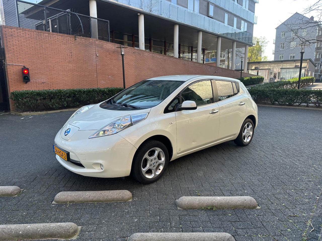 Nissan LEAF - Base 24 kWh 80kw NAP White Metallic - AutoWereld.nl