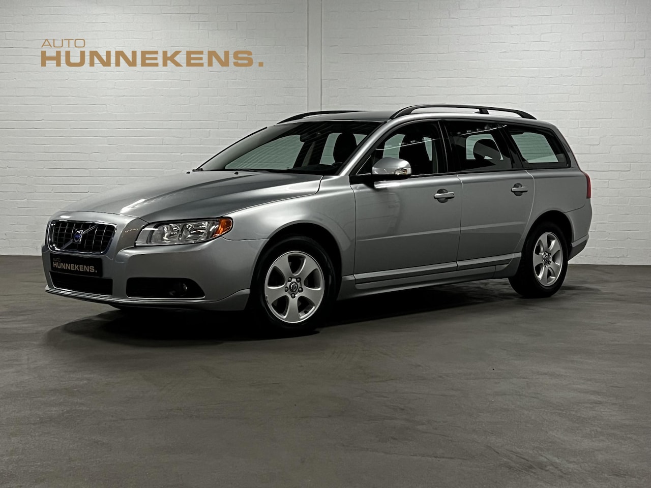 Volvo V70 - 2.0 Momentum Leder | Trekhaak | Cruise & Climate c. | Radio-CD - AutoWereld.nl