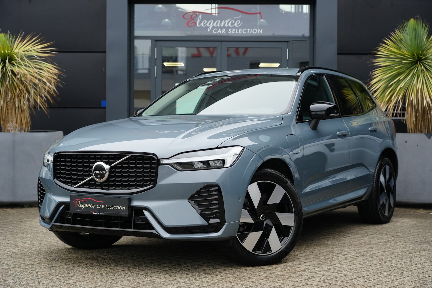 Volvo XC60 - 2.0 T8 Plug-in hybrid AWD Plus Dark 455pk Panoramadak/Stoelverwarming/360Camera - AutoWereld.nl