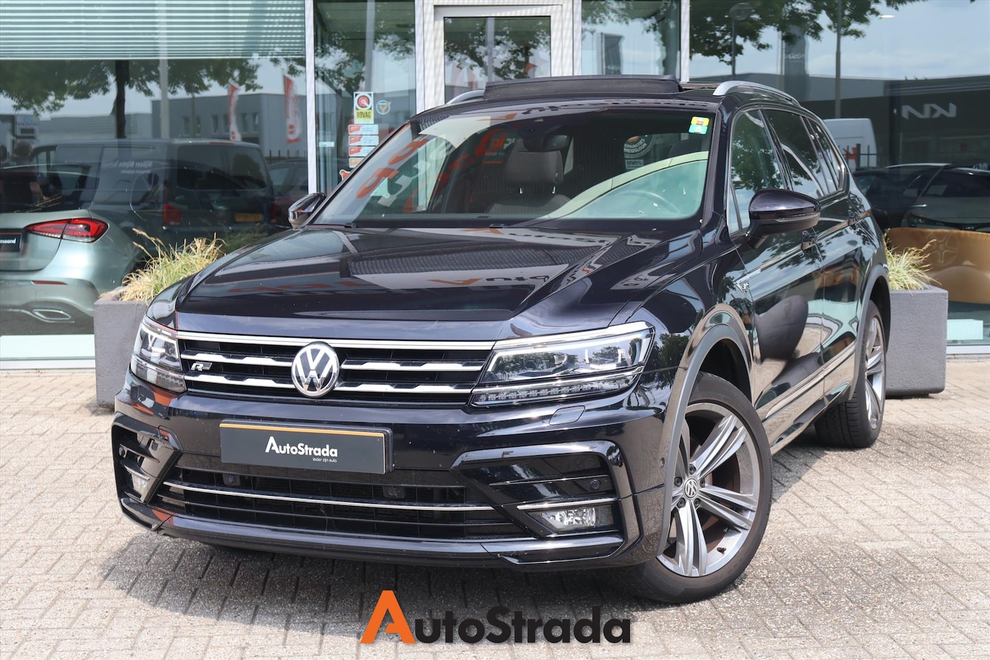 Volkswagen Tiguan Allspace - 1.5 TSI R-LINE Highline 150pk 7PERS I Pano I Camera I Trekhaak I Navi I Carplay - AutoWereld.nl