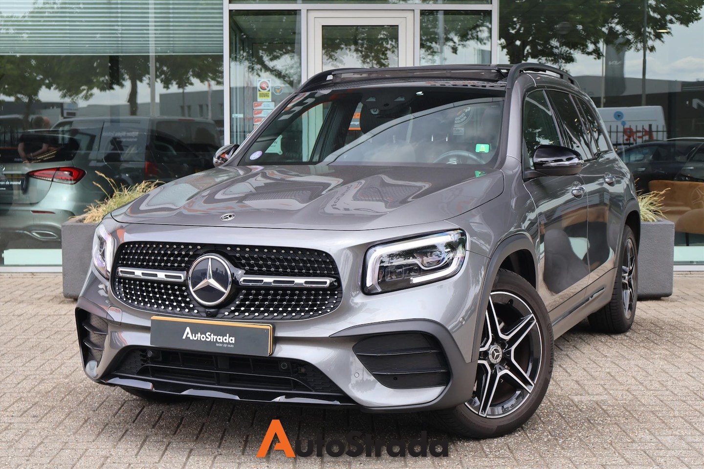Mercedes-Benz GLB - 200 AMG-LINE 163PK I Pano I MBUX I Camera I Multibeam I Sfeerverlichting - AutoWereld.nl