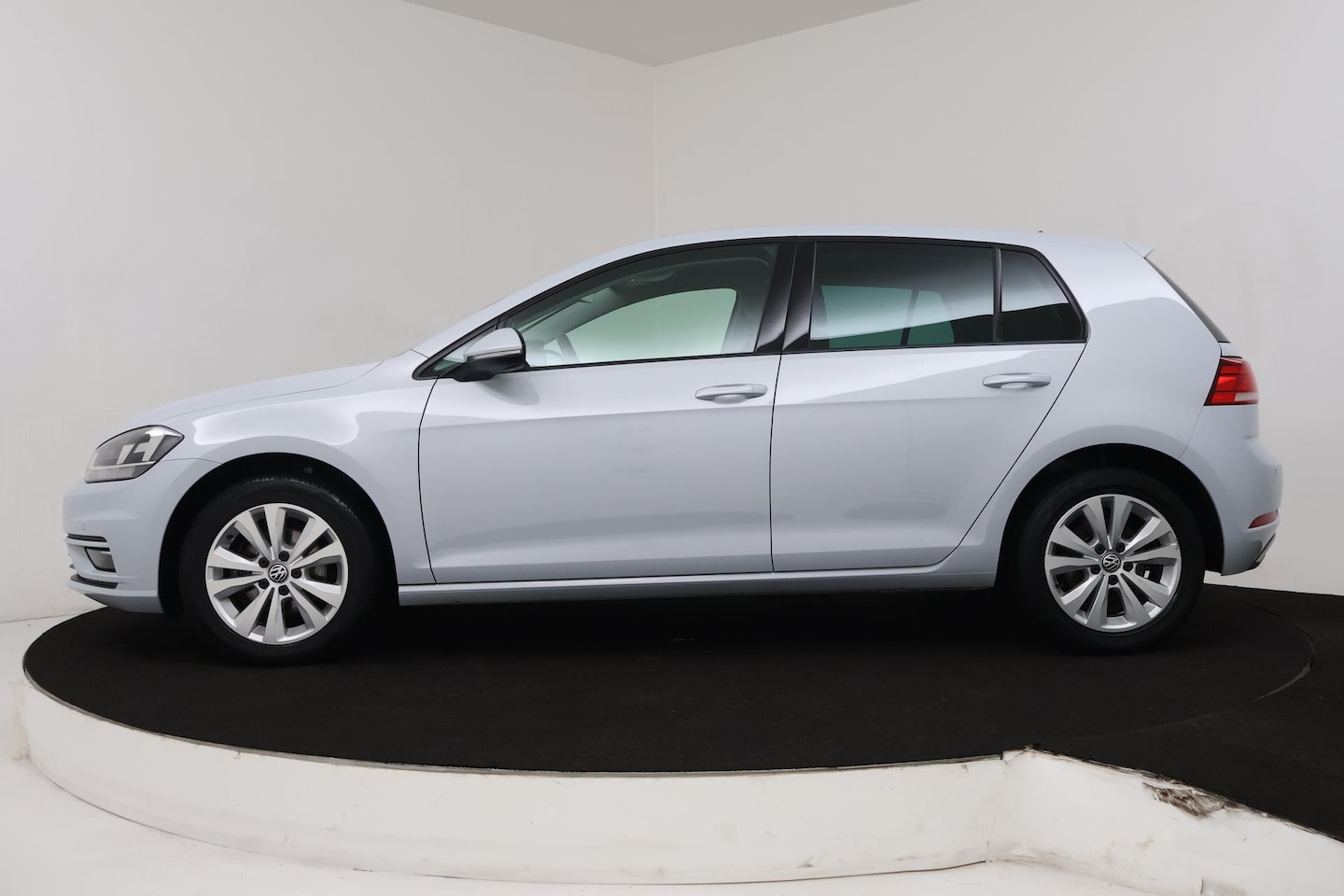Volkswagen Golf - 1.0 TSI Comfortline Automaat (NAVIGATIE, CARPLAY, STUURBEDIENING, PARKEERSENSOREN, CLIMA) - AutoWereld.nl
