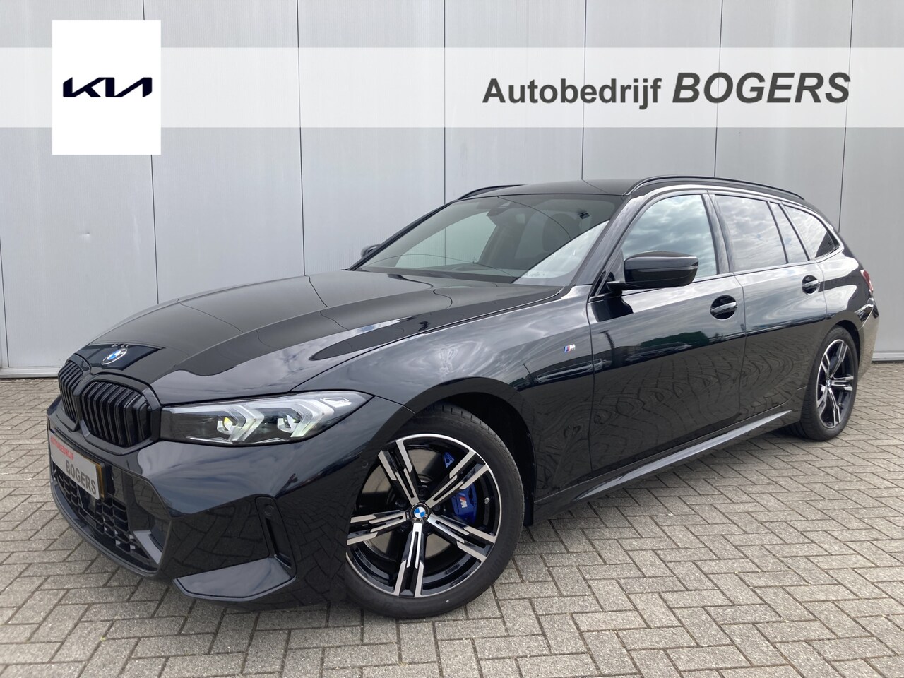 BMW 3-serie Touring - M-Sport Automaat 330i Wegklapbare trekhaak, Achteruitrijcamera, Lederen bekleding, PDC v+a - AutoWereld.nl
