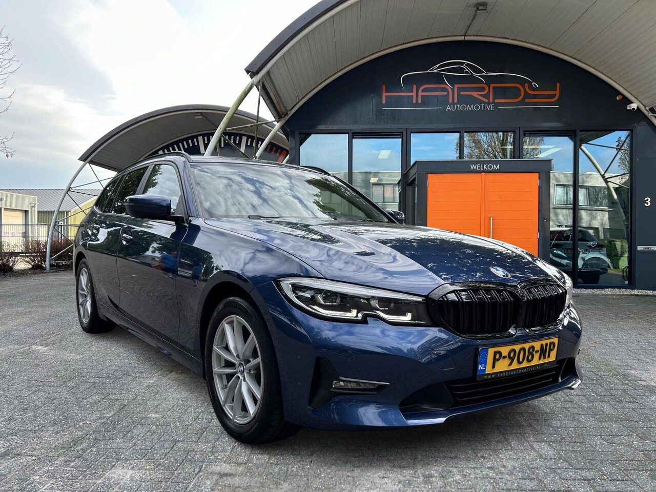 BMW 3-serie Touring - 318i Business Edition Digi Dash Sportstoelen 1e EIG NL-Auto Rijklaarprijs! - AutoWereld.nl