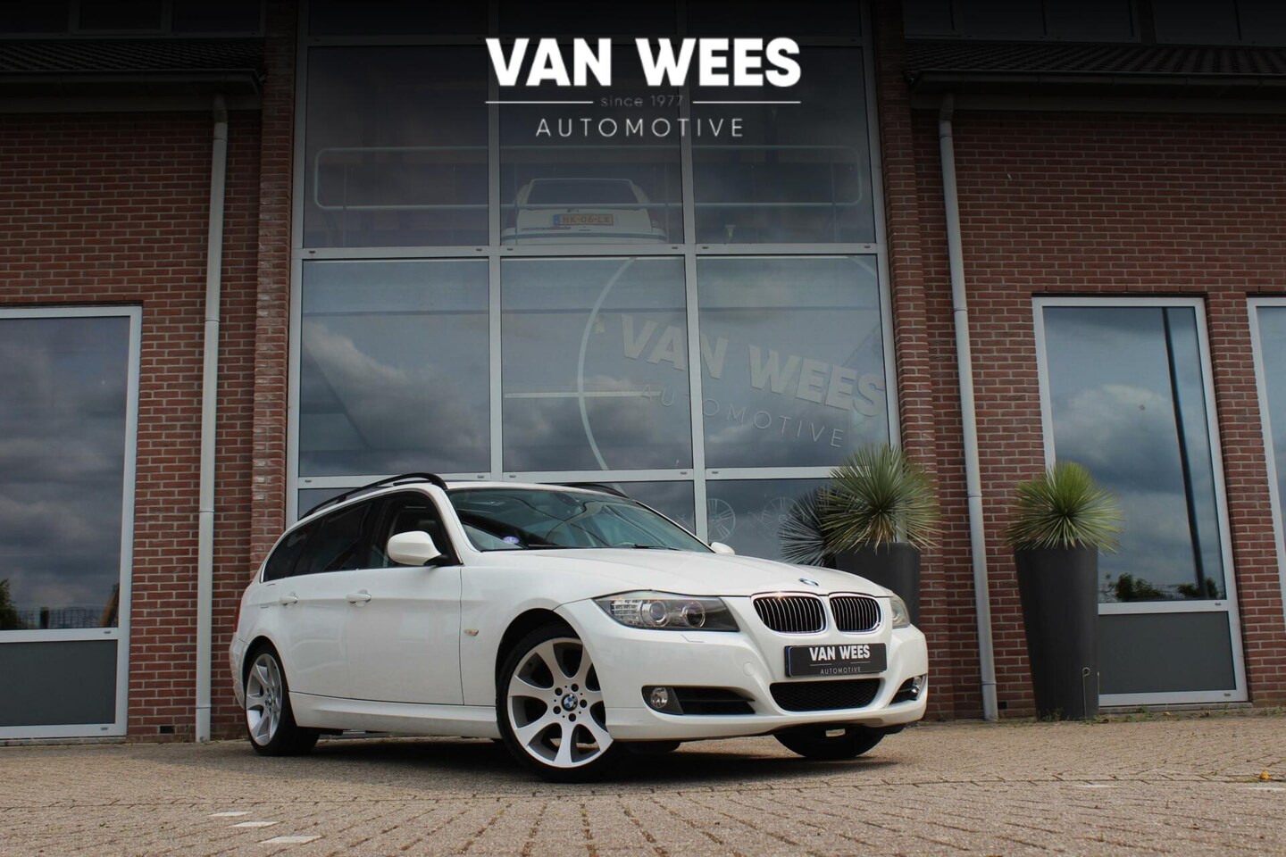 BMW 3-serie Touring - 325i E91 High Executive | Automaat | Youngtimer | Leer | Navi | 18 inch | Xenon | Dakraam - AutoWereld.nl