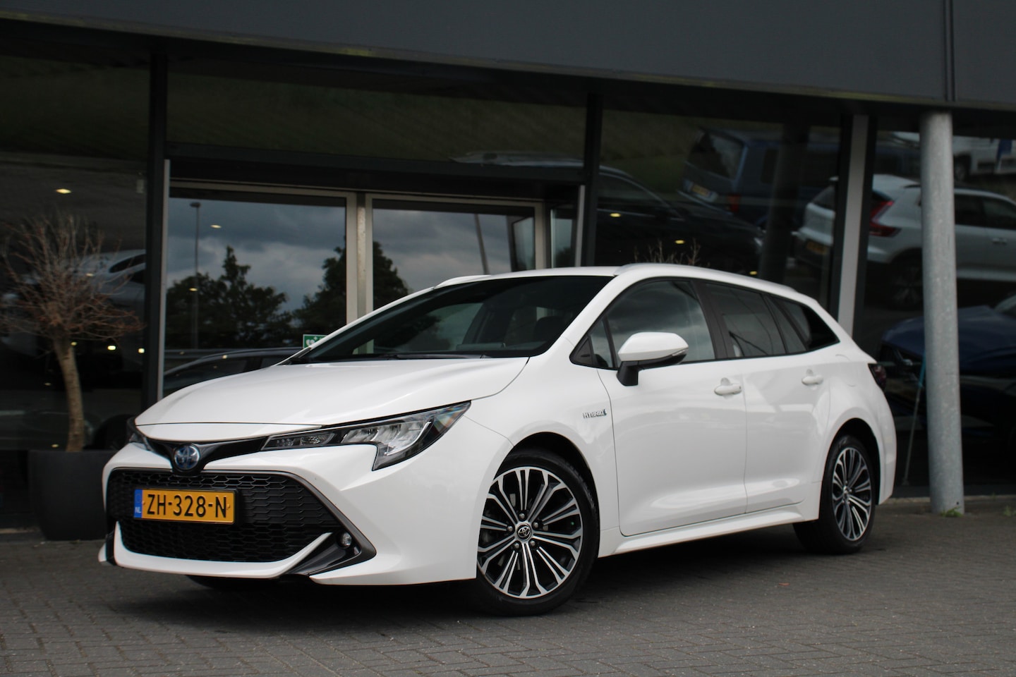 Toyota Corolla Touring Sports - 1.8 Hybrid First Edition | Adaptive Cruise | Stuurhulp | Camera | Full LED | Navi - AutoWereld.nl