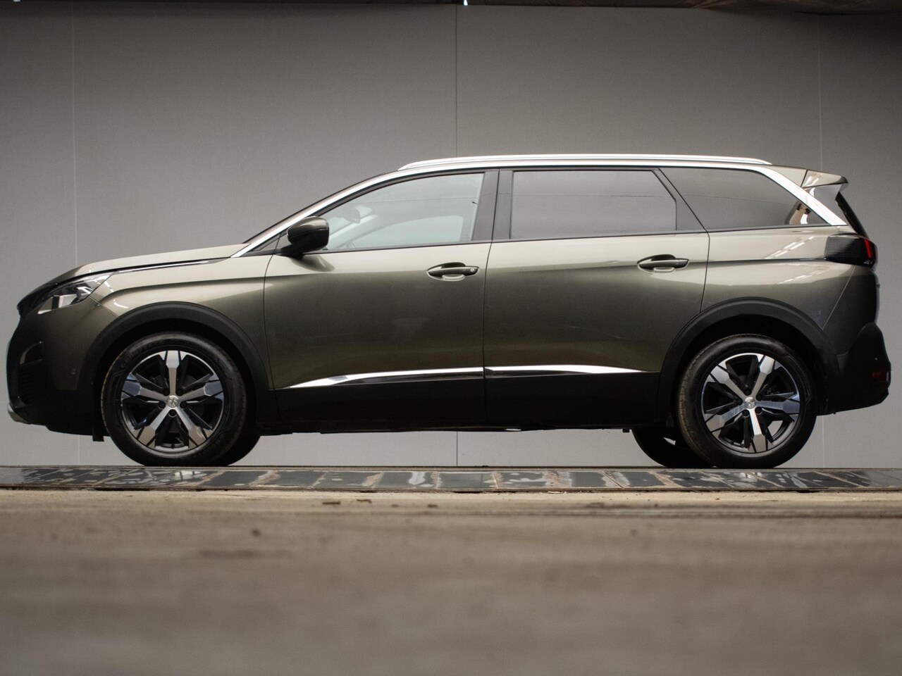 Peugeot 5008 - 1.2 PureTech Allure Sport (PANORAMADAK,APPLE CARPLAY,NAVI,LED,XENON,SFEER VERLICHTING,CRUI - AutoWereld.nl