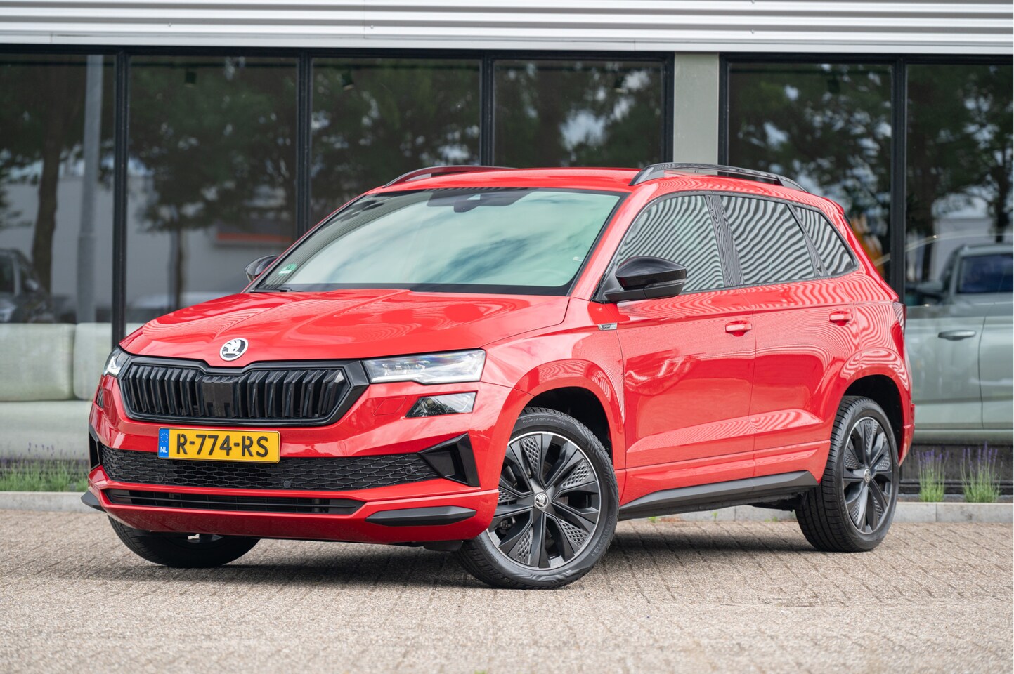 Skoda Karoq - 1.5 TSI Sportline DSG | DCC | El. Trekhaak | Virtual Cockpit | Navi | Adapt. Cruise | 18" - AutoWereld.nl
