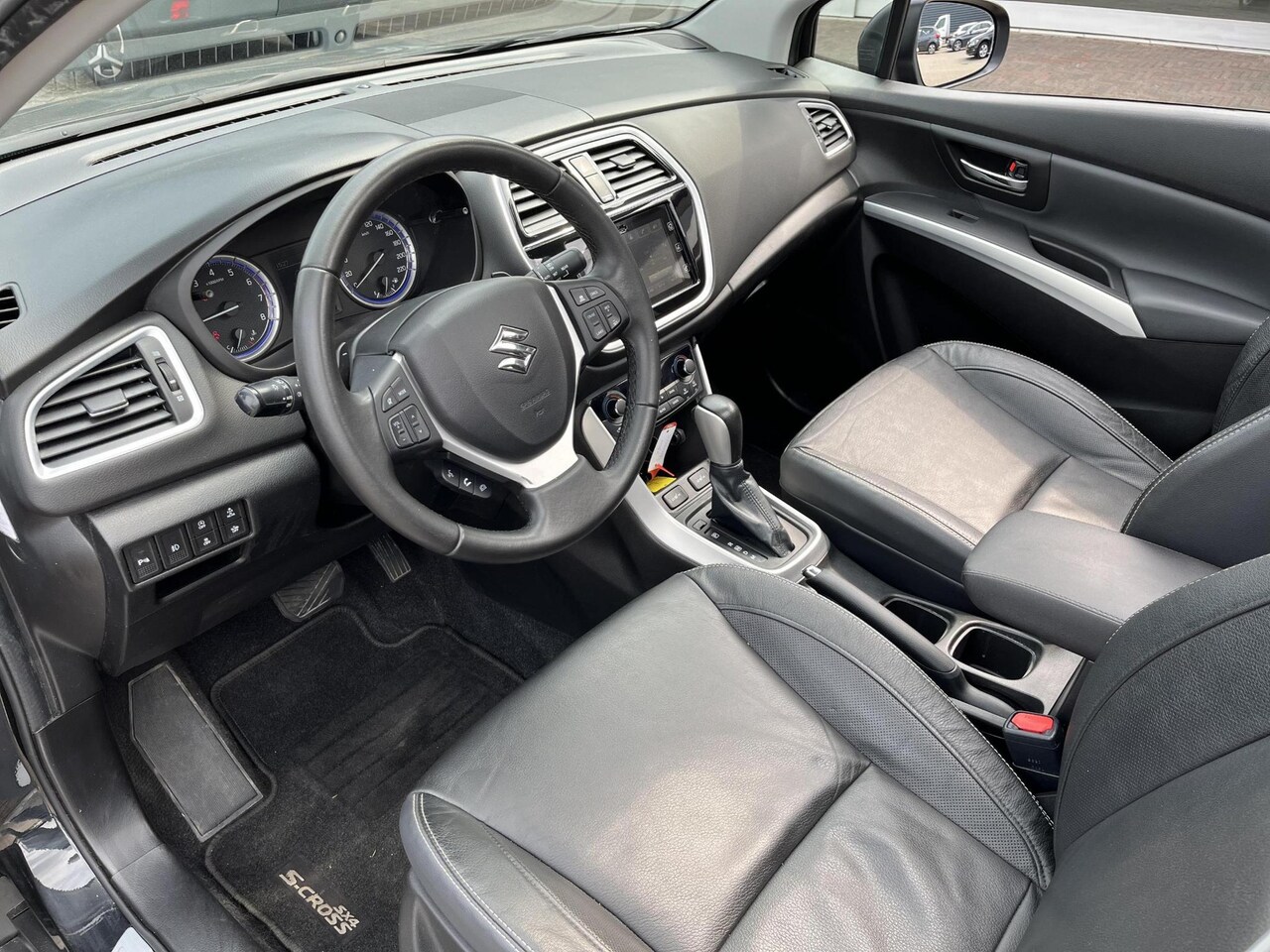 Suzuki S-Cross - 1.4 Boosterjet Stijl | Rijklaarprijs! | Trekhaak | Panoramadak | Leder | Incl 12 mnd Bovag - AutoWereld.nl