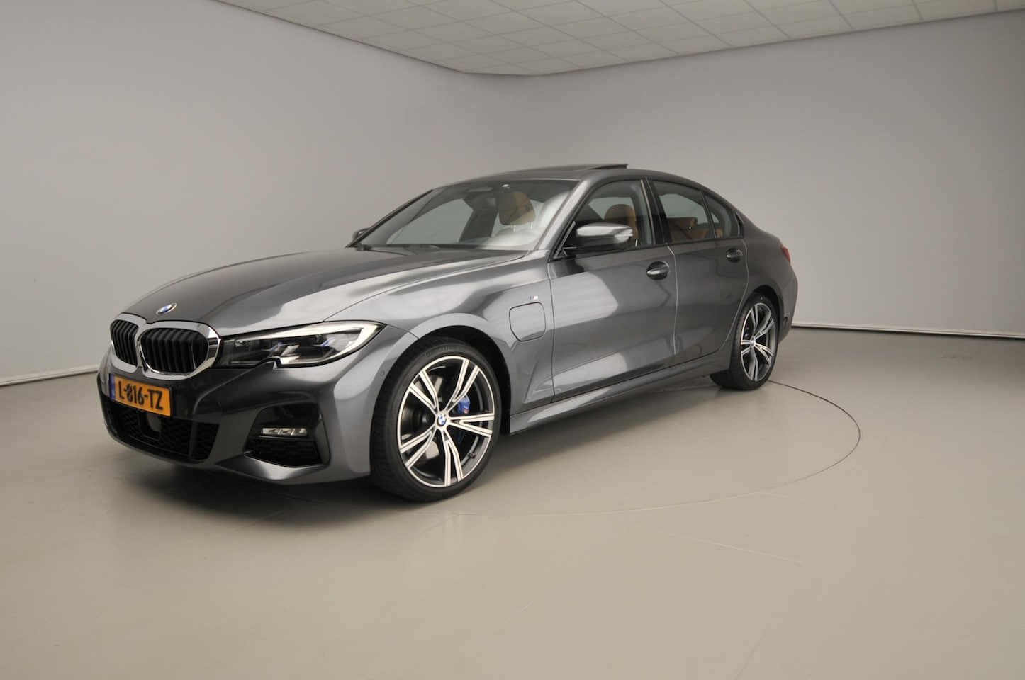 BMW 3-serie - Sedan 330e | M-Sportpakket | Laserlicht | Leder | HUD | Active cruise controle | Schuifdak - AutoWereld.nl