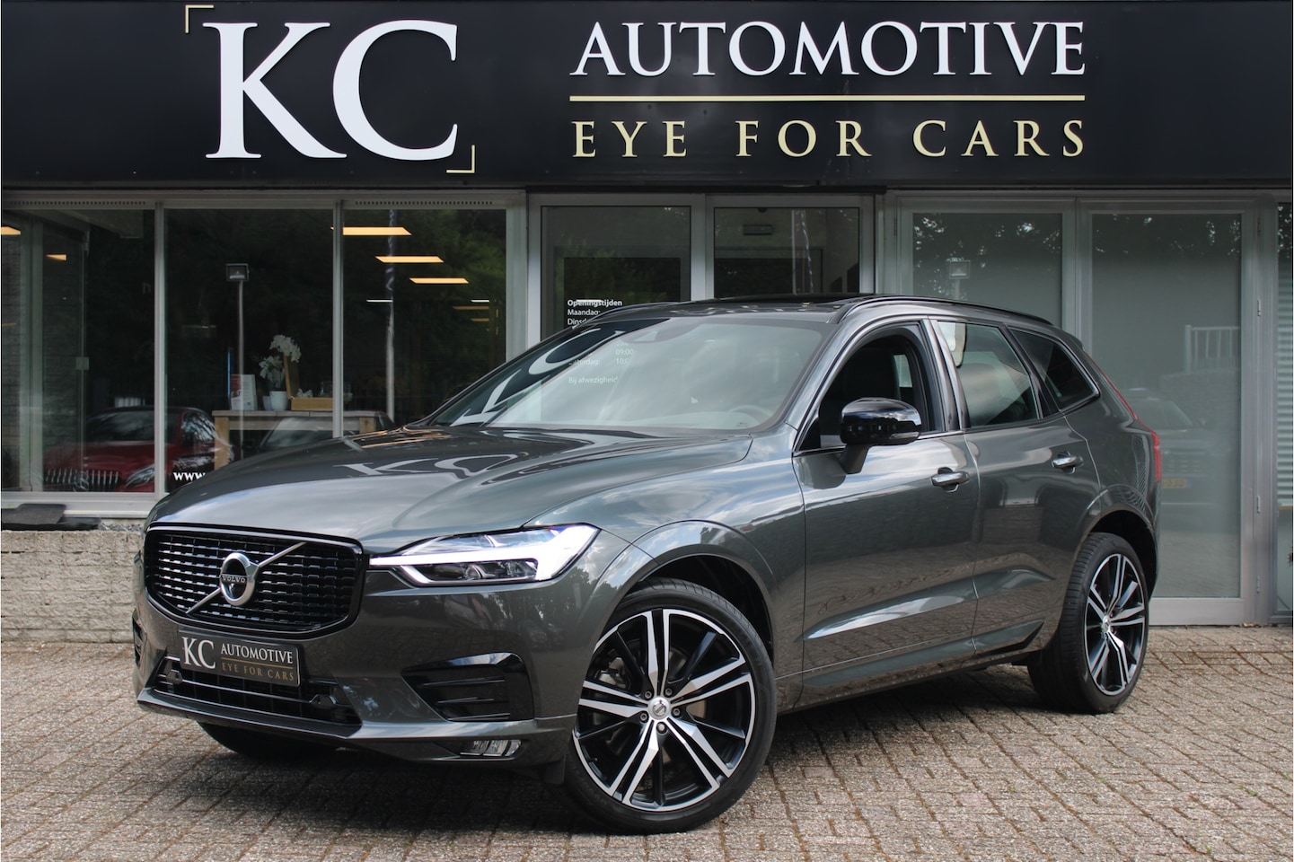 Volvo XC60 - 2.0 B4 R-Design | H/K | Pano | 360 - AutoWereld.nl