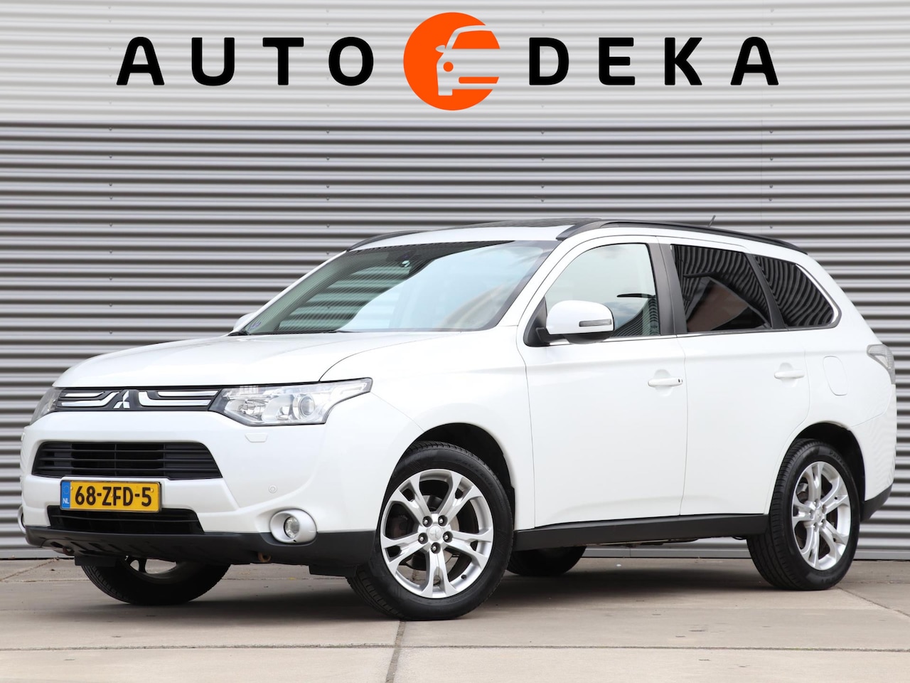 Mitsubishi Outlander - 2.0 Instyle 7 PERS. Automaat *Dealeronderh.*Leder*Trekhaak* - AutoWereld.nl