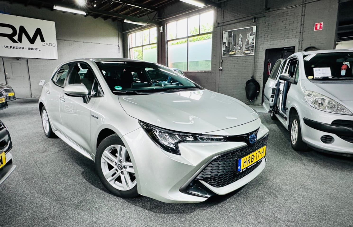 Toyota Corolla - 1.8 Hybrid ACTIVE/ 2 SET VELGEN/ AUTOMAAT/NAVI/CAMERA/STOELVW/AIRCO/CRUISE/APK/KEYLESS GO - AutoWereld.nl
