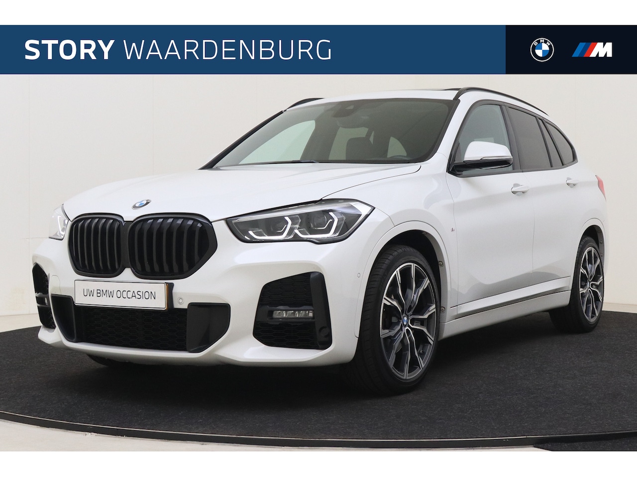 BMW X1 - sDrive18i Executive Automaat / Panoramadak / Trekhaak / Achteruitrijcamera / LED / Park As - AutoWereld.nl