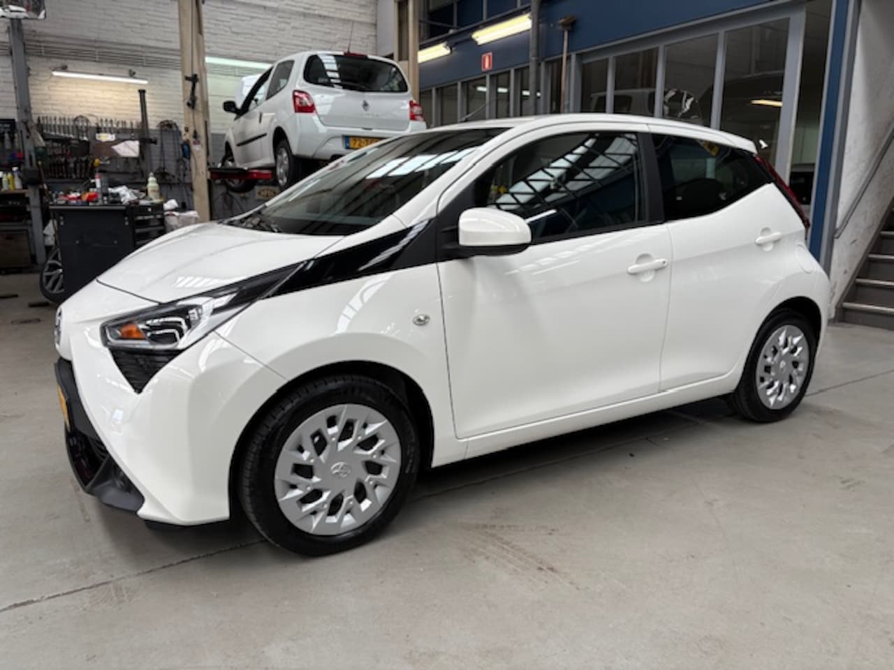 Toyota Aygo - 1.0 VVT-i 72pk 5D x-play | Apple carplay / Android auto | Camera | Parkeersensoren | Airco - AutoWereld.nl