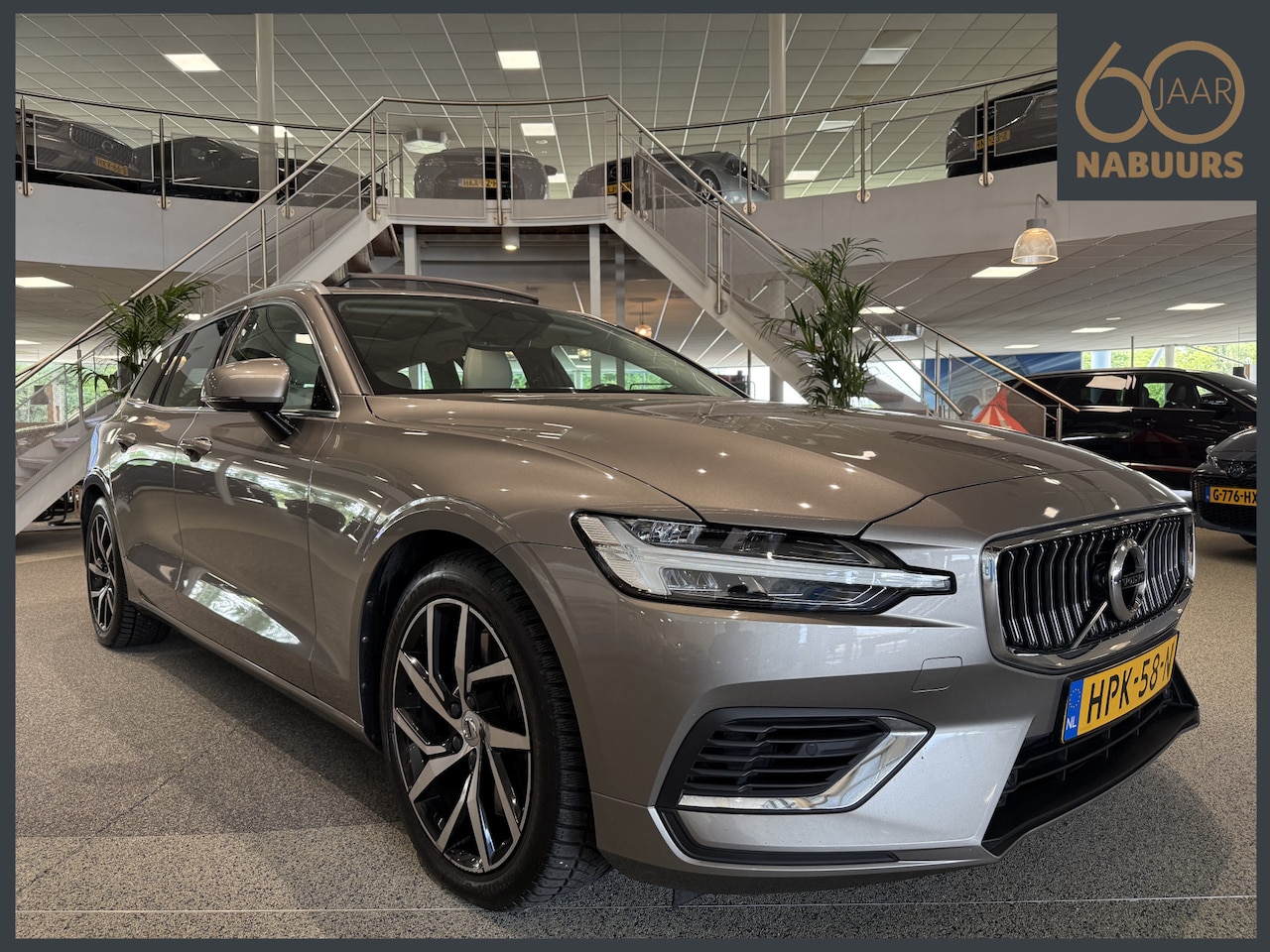 Volvo V60 - 2.0 T8 AWD Inscription, Pano, Trekhaak, Camera, Memory, Pilot assist - AutoWereld.nl