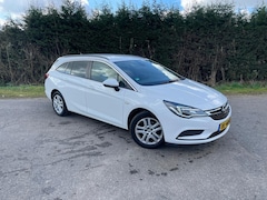 Opel Astra Sports Tourer - 1.6 CDTI Business+ NAVIGATIE - TREKHAAK - PARKEERSENSOREN - AIRCO -CRUISE CONTROL