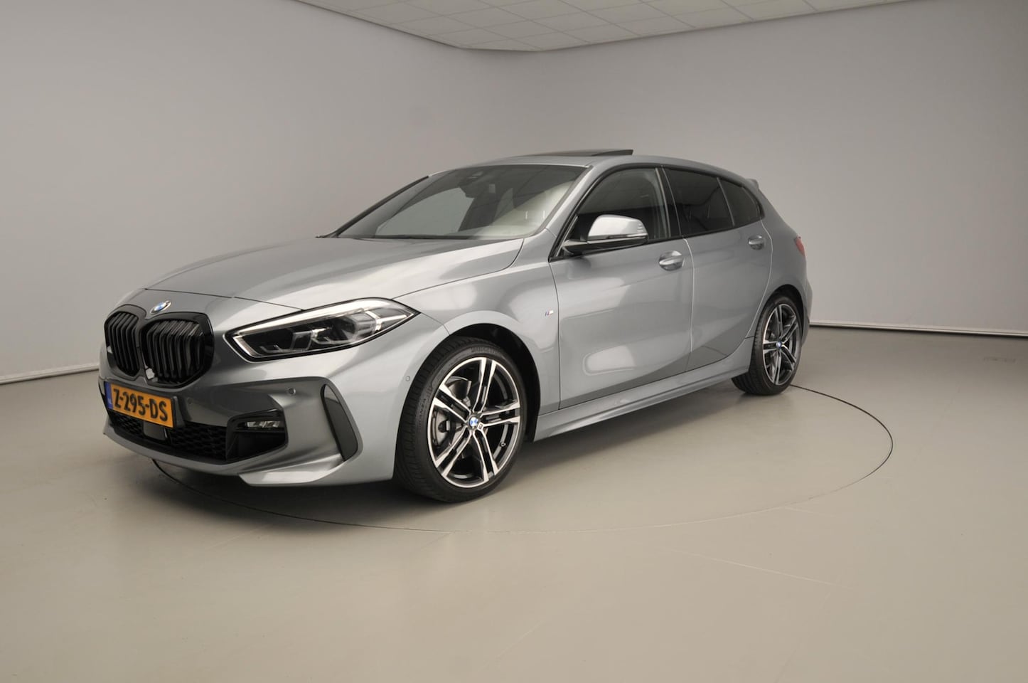 BMW 1-serie - 5-deurs 118i | M-Sportpakket | LED | Navigatie | Schuifdak | Stoelverwarming | Sportstoele - AutoWereld.nl