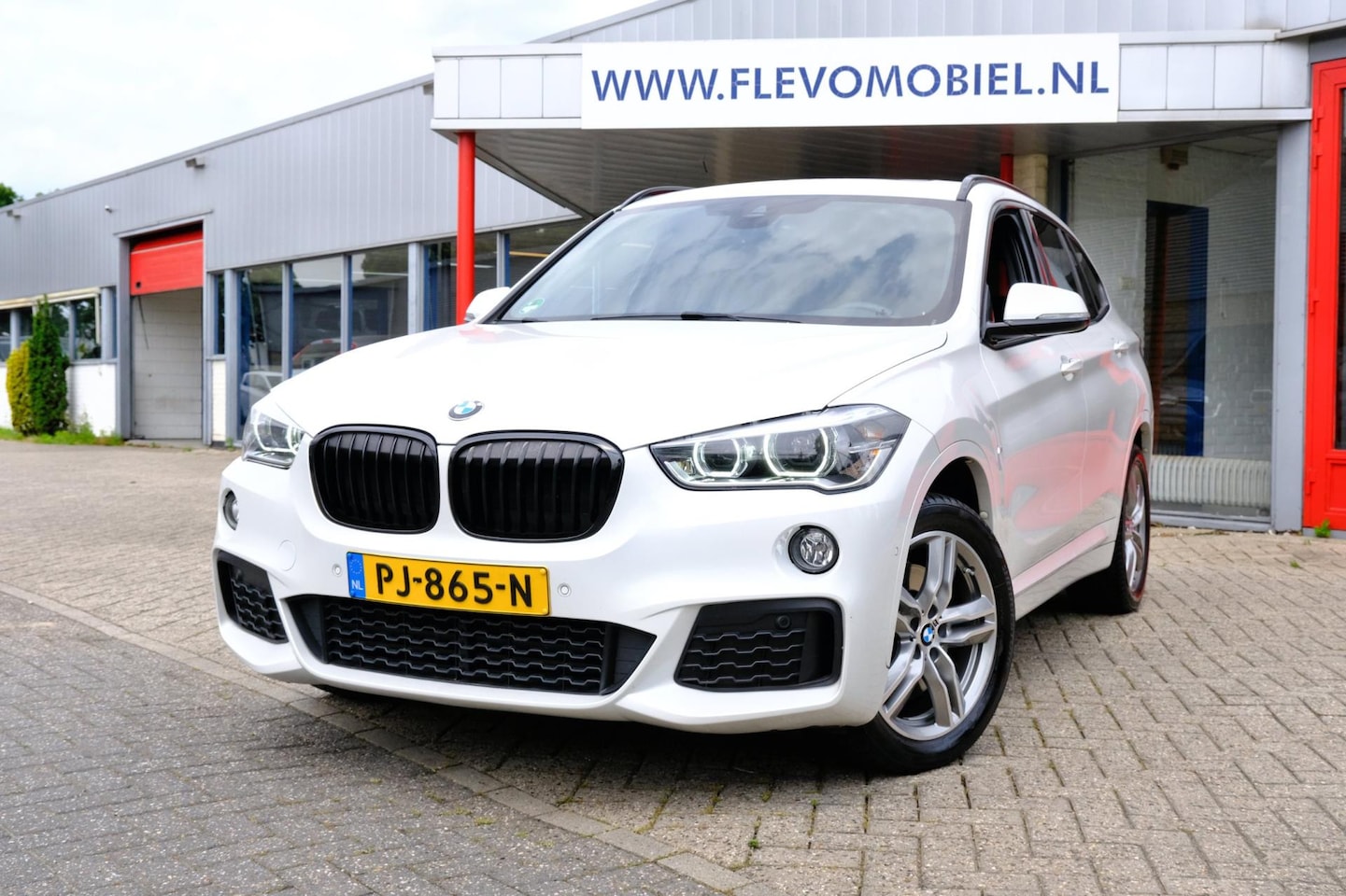 BMW X1 - SDrive20i 192pk M Sport Aut. Pano|Alcantara|1e Eig|Navi|ParkAssist|Harman Kardon - AutoWereld.nl