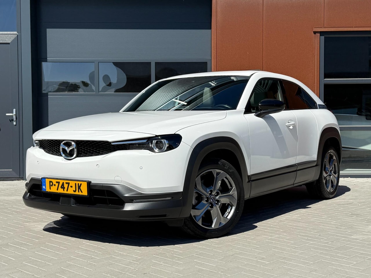 Mazda MX-30 - E-SkyActiv 145 Luxury 36 | Als Nieuw | Opendak | HUD | CarPlay | NAVI | DAB | Camera | LED - AutoWereld.nl
