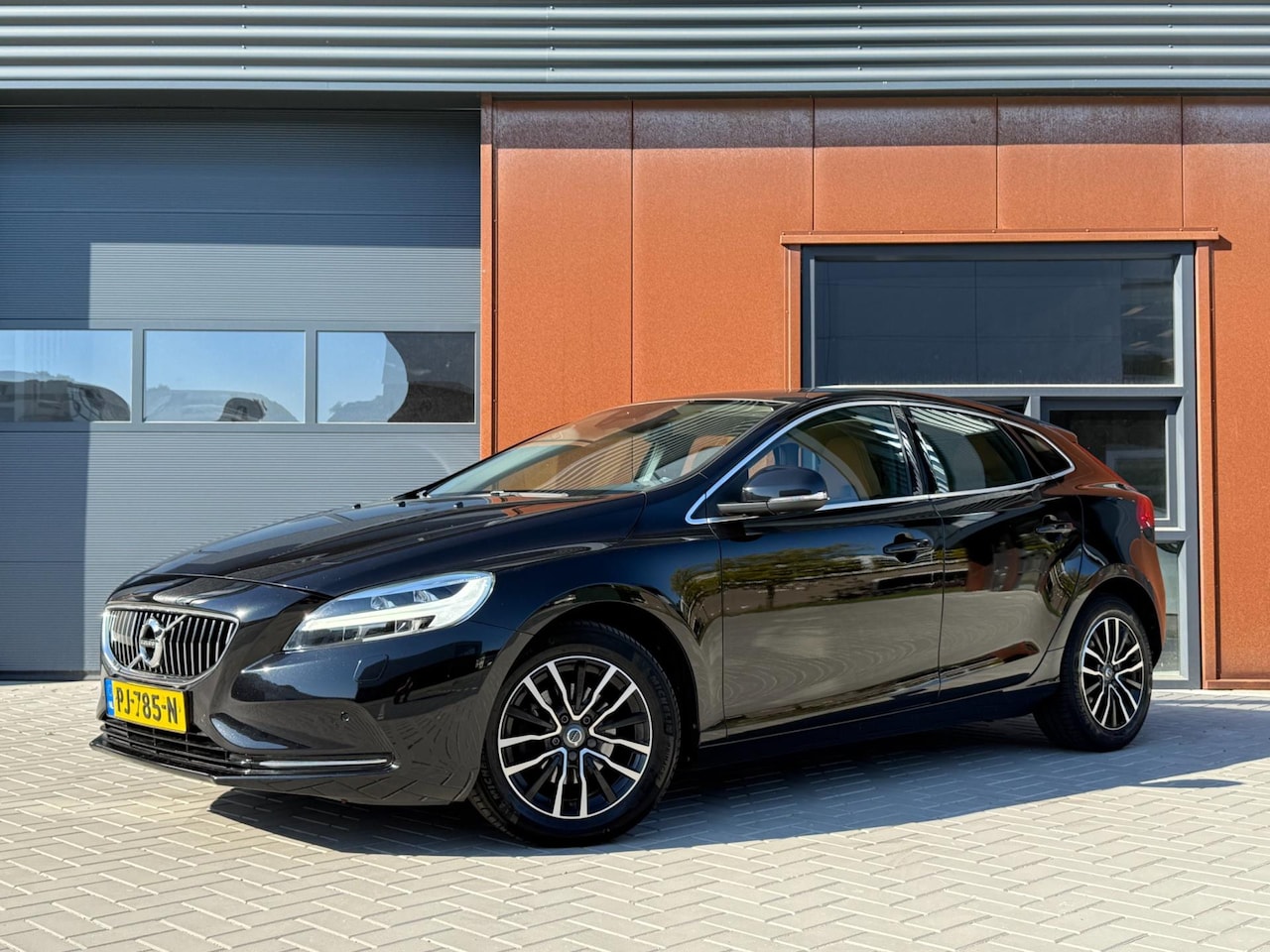 Volvo V40 - 2.0 D2 Nordic+ | NAVI | Trekhaak | Standkachel | PANO | Xenon | NAP | Dealer | Camera | St - AutoWereld.nl