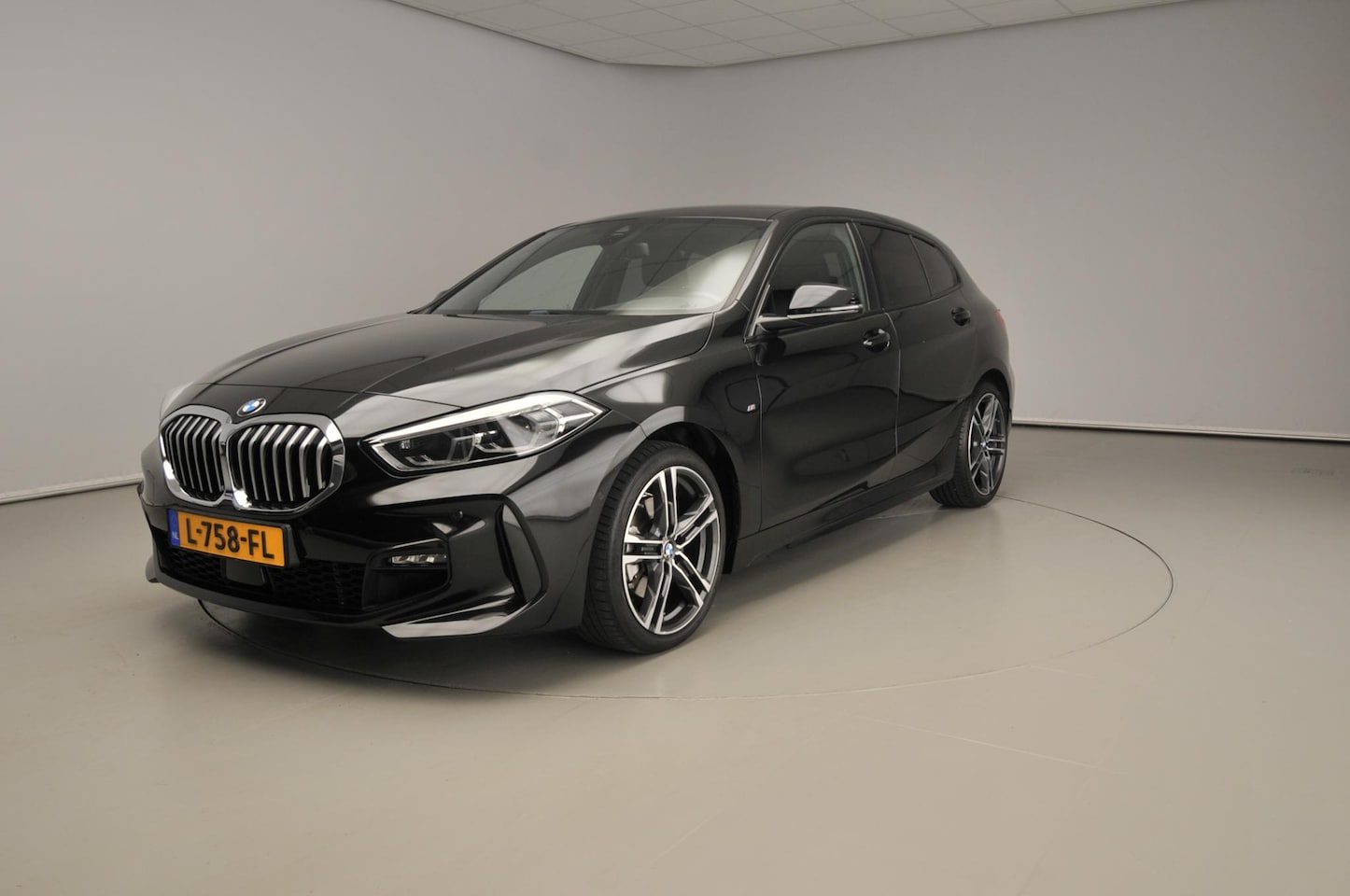 BMW 1-serie - 5-deurs 118i | M-Sportpakket | LED | Leder | Navigatie | Stoelverwarming | Sportstoelen | - AutoWereld.nl