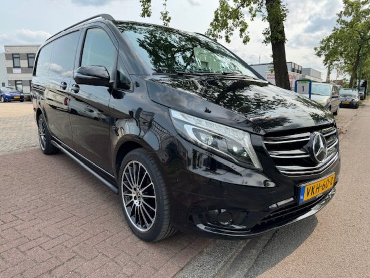 Mercedes-Benz Vito - 119 CDI 190pk Edition Lang Automaat 1e Eigenaar Airco/ECC,Navigatie,Camera,Leder,LED - AutoWereld.nl