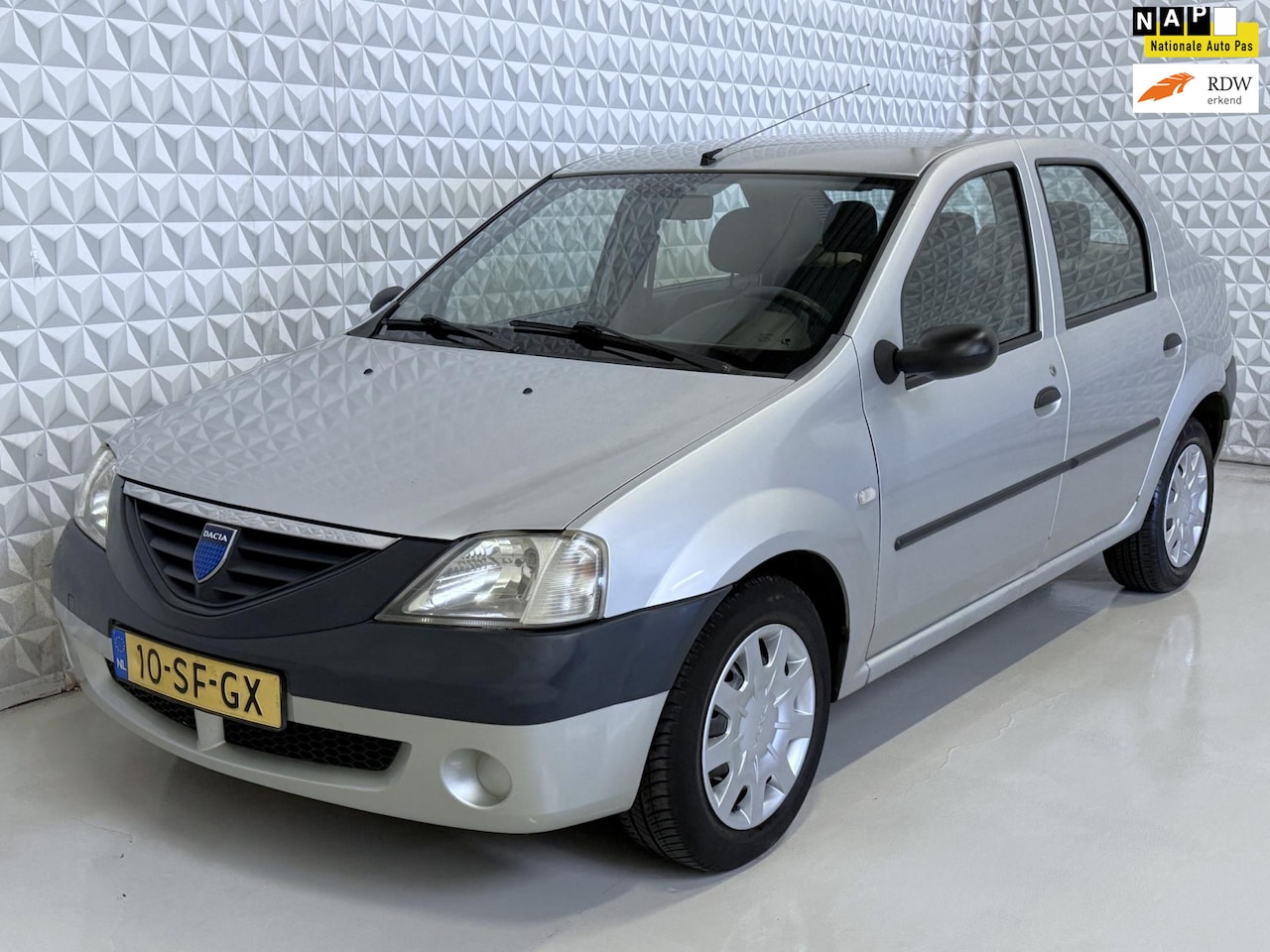 Dacia Logan - 1.4 Ambiance APK + TREKHAAK / 174.000km (2005) - AutoWereld.nl