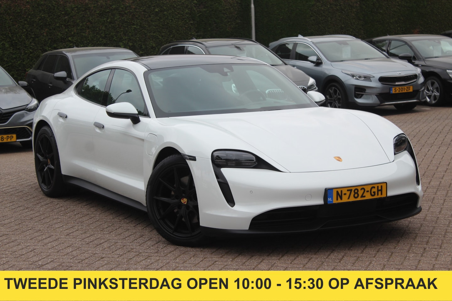 Porsche Taycan - 79 kWh / SoH 95% / Panoramadak / Leder / Parkeerhulp V+A / 19'' / Stoelverwarming / DAB / - AutoWereld.nl