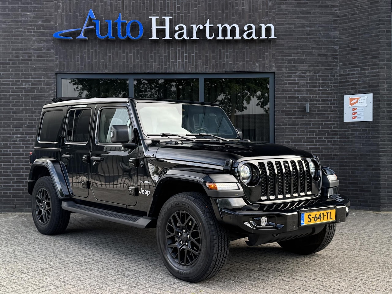 Jeep Wrangler Unlimited - 4xe 380 Sahara Sky-one Cabrio|Stuurverwarming|ACC|BlackEdition - AutoWereld.nl
