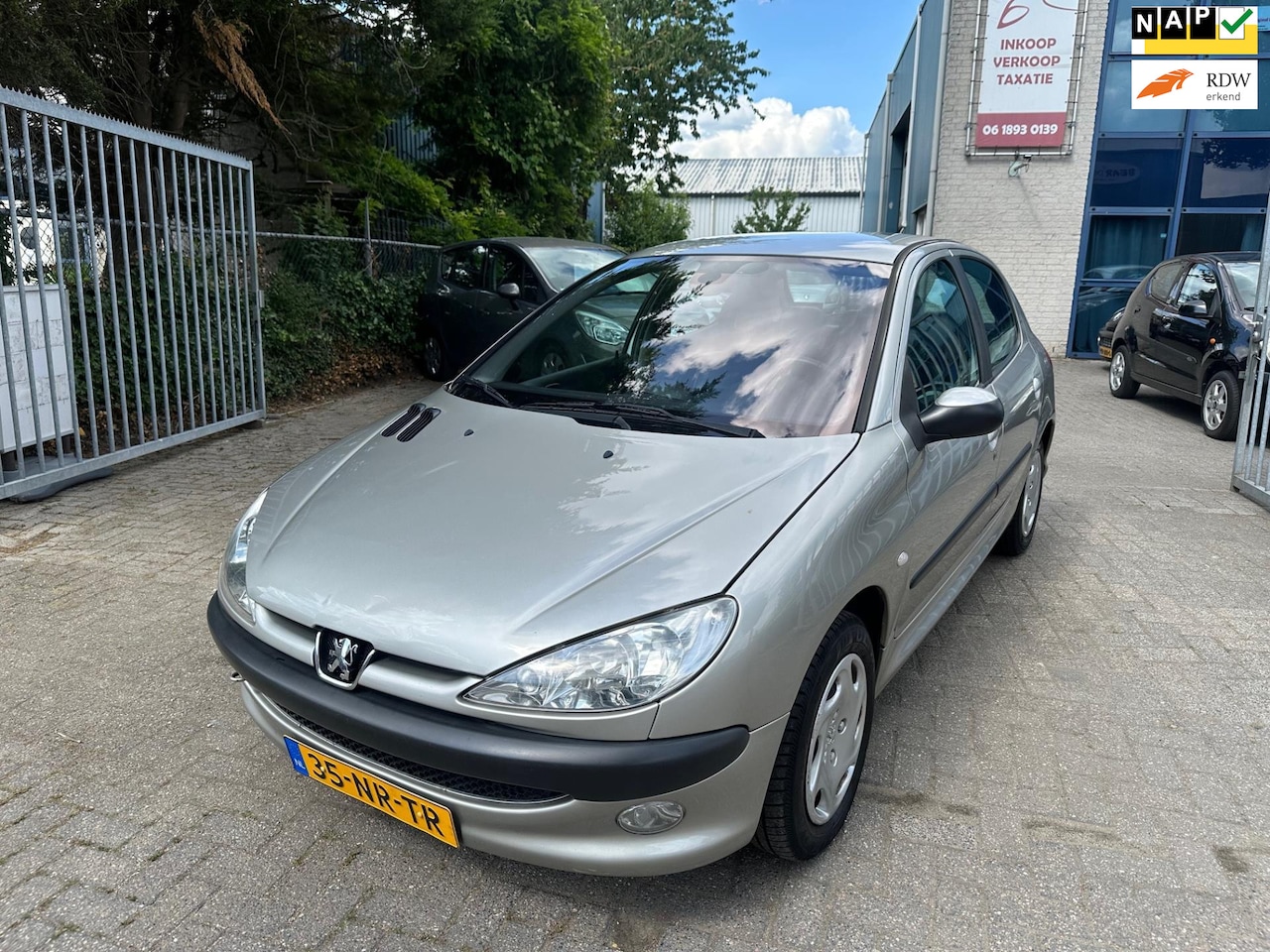 Peugeot 206 - 1.4-16V Gentry 1.4-16V Gentry, Leer, 5 Deurs, Clima, Apk 04/2026 - AutoWereld.nl
