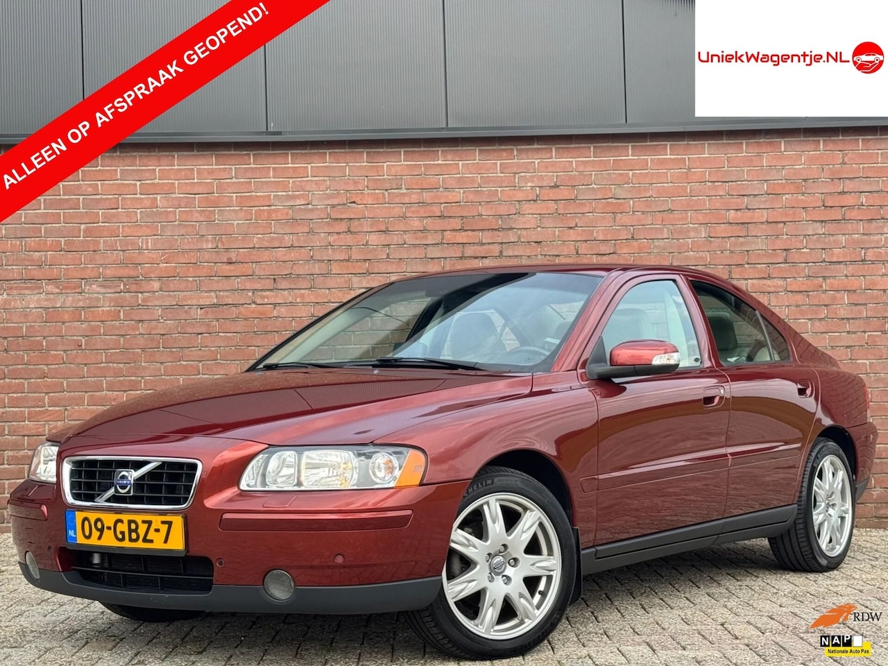 Volvo S60 - 2.4 AUTOMAAT | NL-AUTO! | NAVI | LEDER | TREKHAAK! - AutoWereld.nl