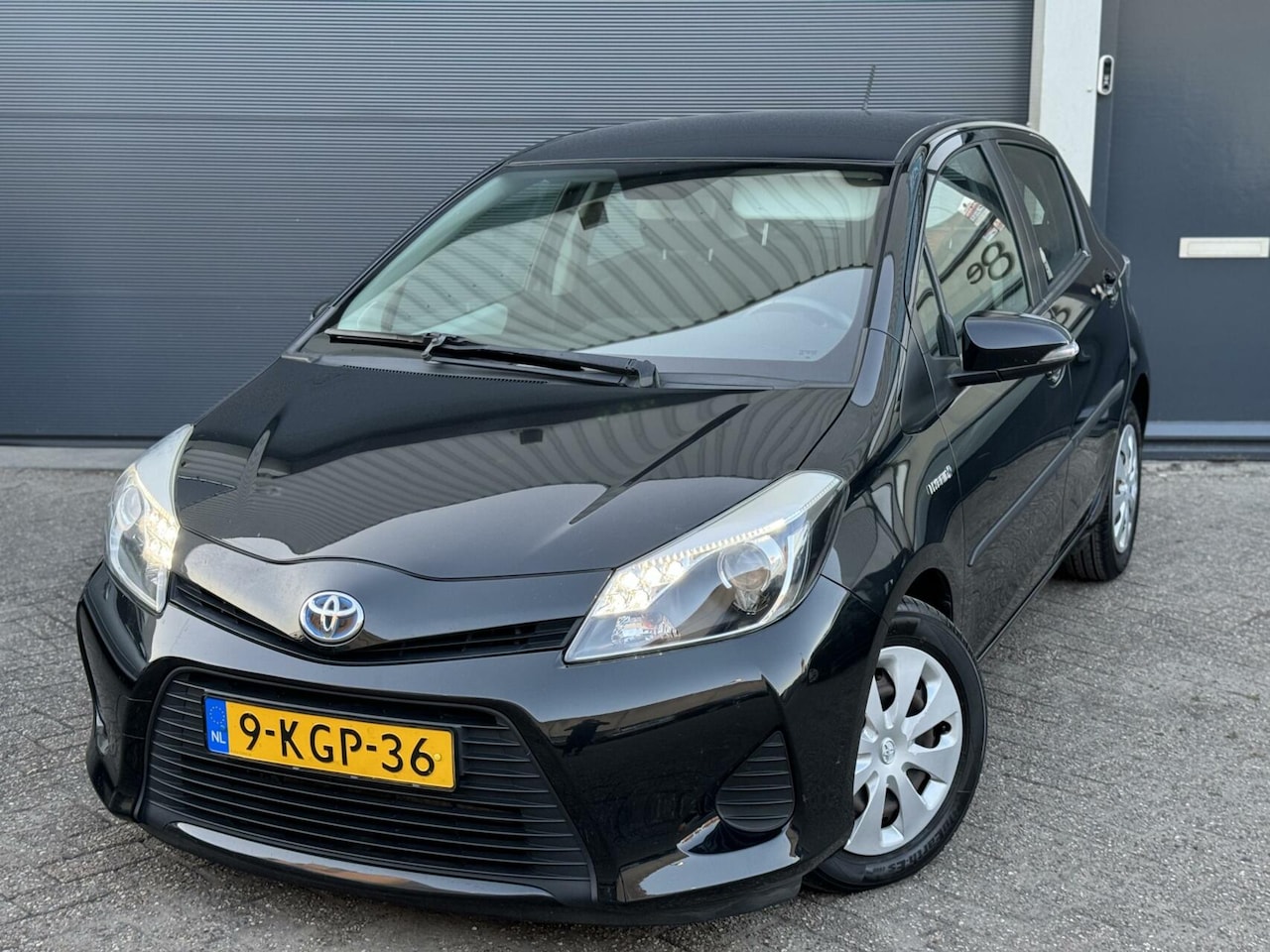 Toyota Yaris - 1.5 FullHybrid Cruise / NavI Dealer OH - AutoWereld.nl