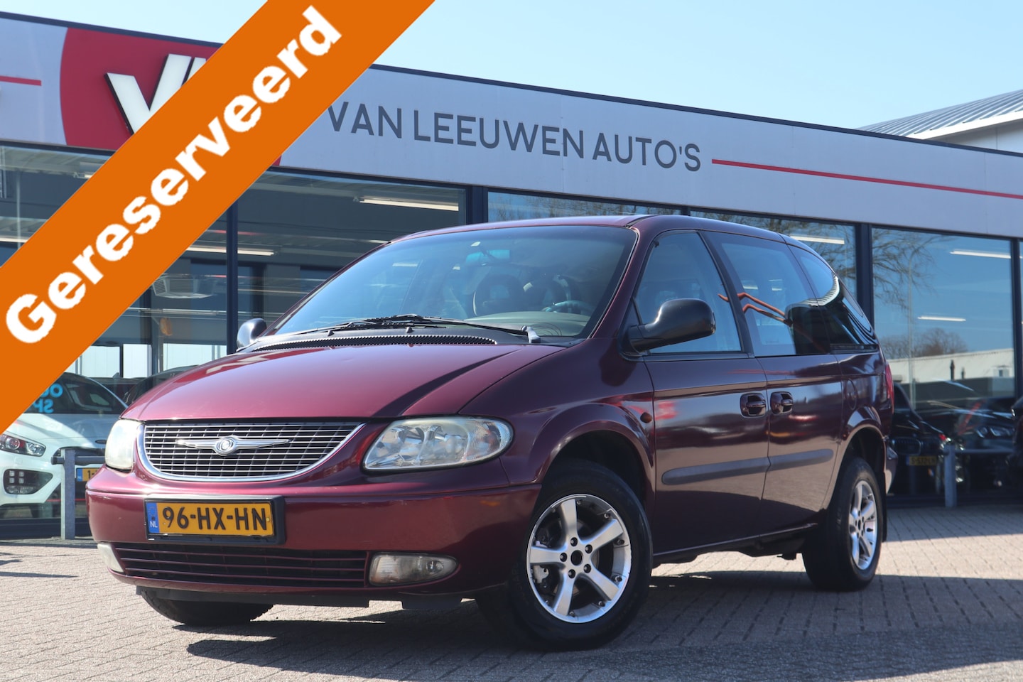 Chrysler Voyager - 2.4i SE | Invalidewagen | Airco | Cruise - AutoWereld.nl