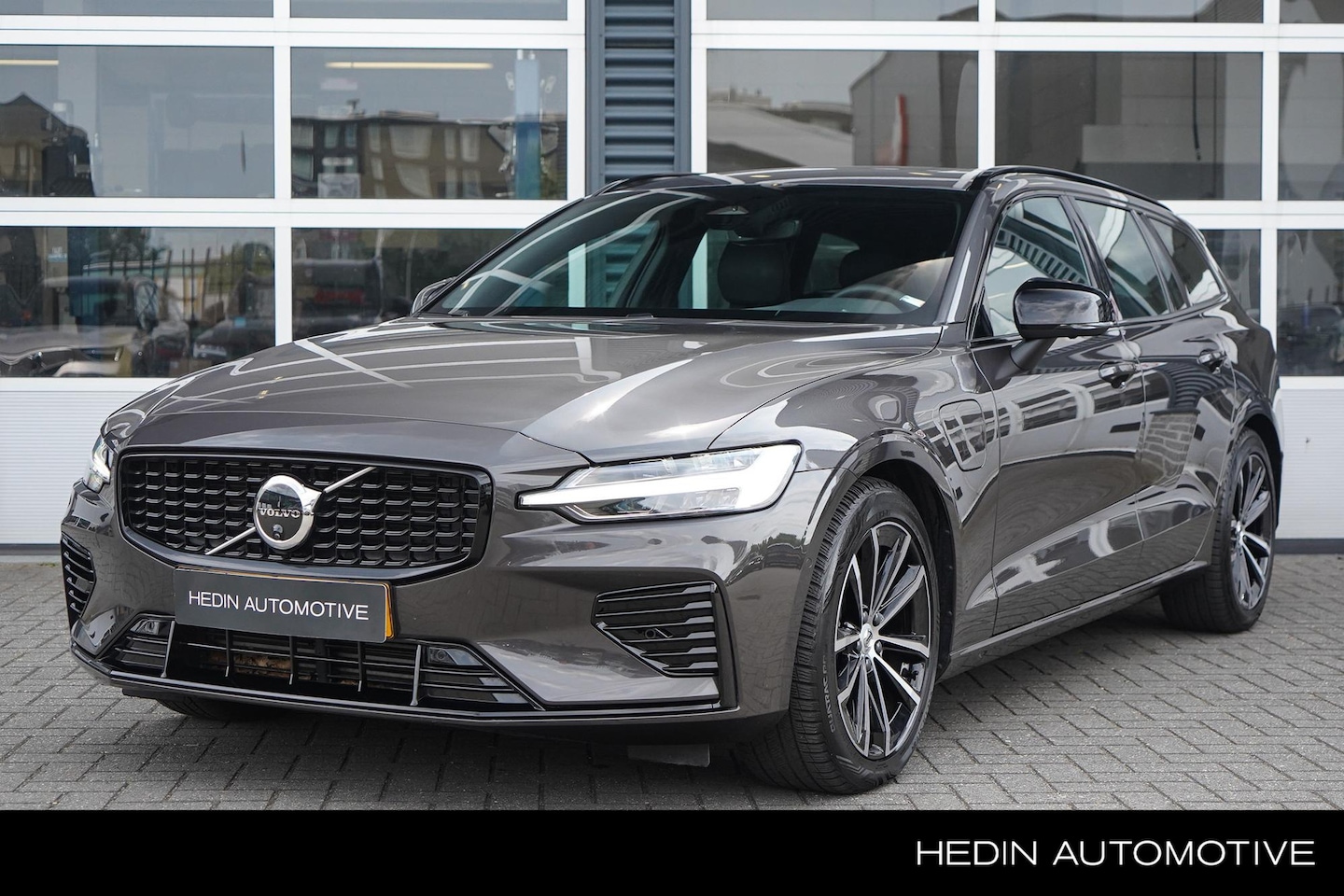 Volvo V60 - 2.0 T6 Plug-in hybrid AWD Plus Dark Elektrisch glazen panorama-dak Rondom zicht camera | T - AutoWereld.nl