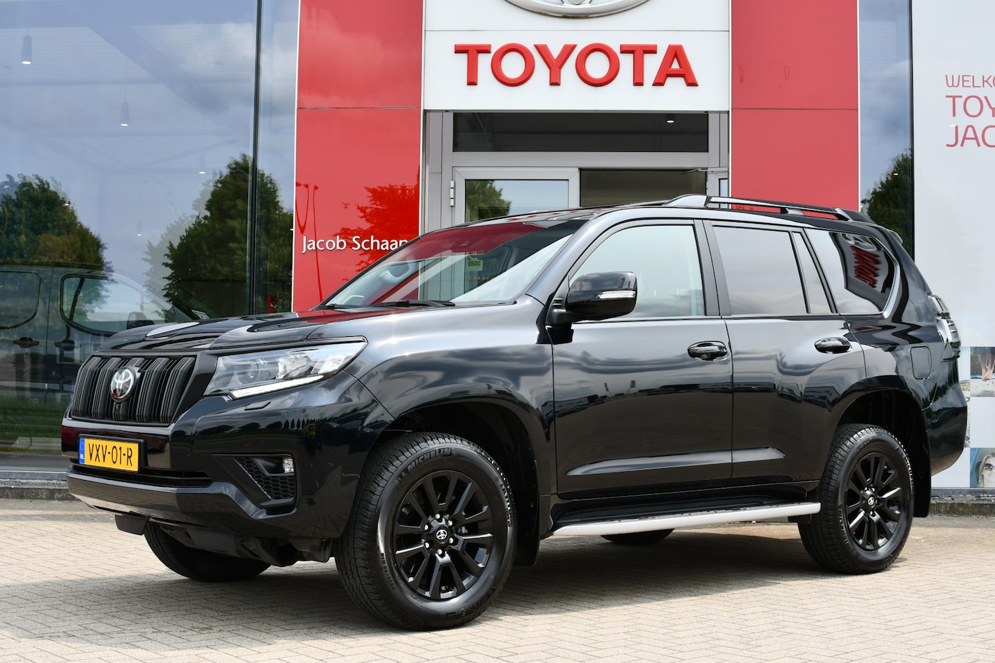 Toyota Land Cruiser - 2.8 D-4D-F Executive High Roof Window Van Aut. 204pk | BSM | Trekhaak | Sunroof | Stoelven - AutoWereld.nl