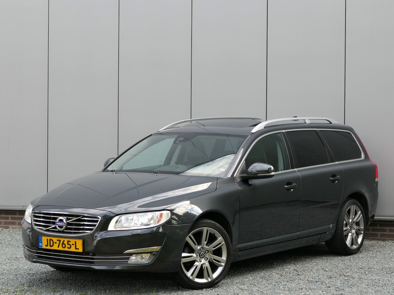 Volvo V70 - 2.0 T4 AUT Inscription Edition Schuifdak / Trekhaak / Stoelverwarming & verkoeling - AutoWereld.nl