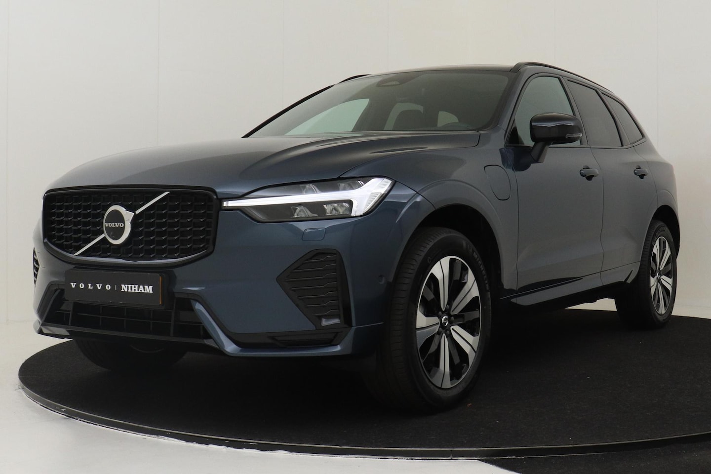 Volvo XC60 - T6 PLUG-IN HYBRID AWD PLUS DARK -PANO.DAK|HARMAN/KARDON|360°CAM|VERW.VOORRUIT|ADAP.LED - AutoWereld.nl
