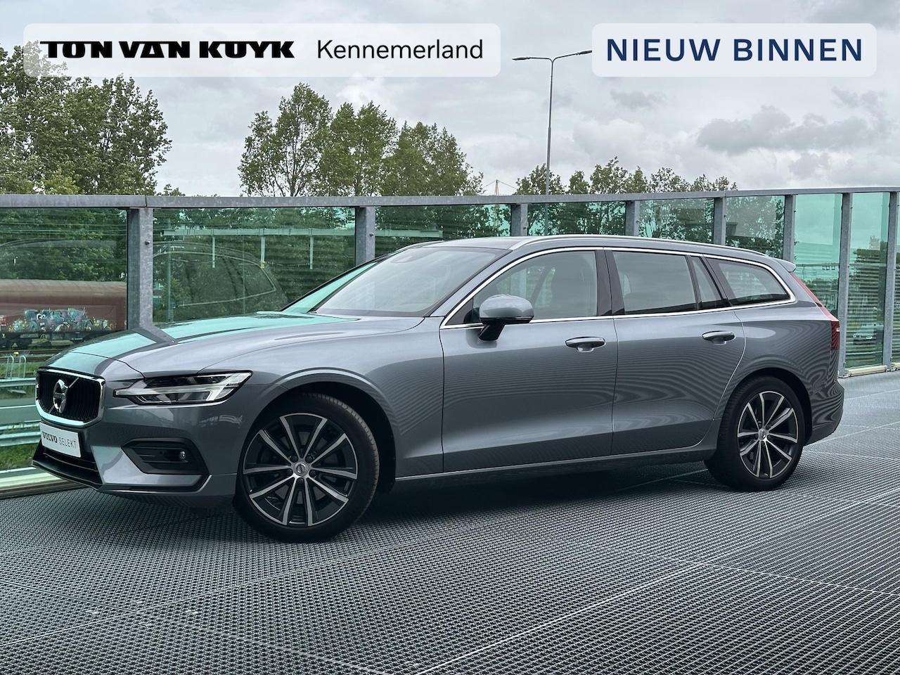 Volvo V60 - 2.0 B3 Business Pro / Trekhaak / Pano. dak / Stoelen voor en achter + stuur verwarmd / Led - AutoWereld.nl