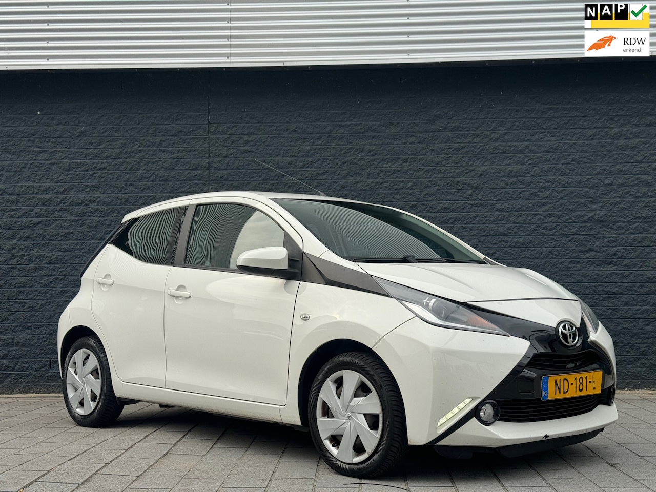 Toyota Aygo - 1.0 VVT-i x-play NAVIGATIE/AIRCO/5DRS - AutoWereld.nl